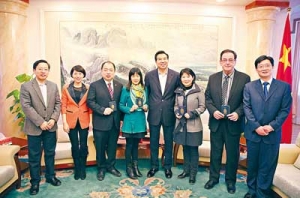中国驻加拿大使馆举行仪式，向加国公民颁发首批10年多次签证 ...