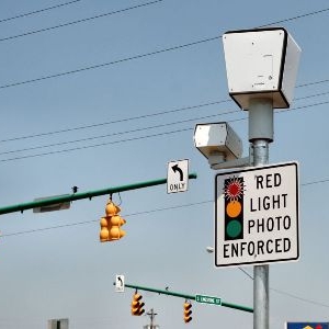 警车非紧急情况闯红灯，与百姓同罪，61辆警车面临调查