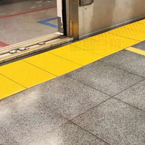 TTC站台新标志，告诉地铁乘客车门位置