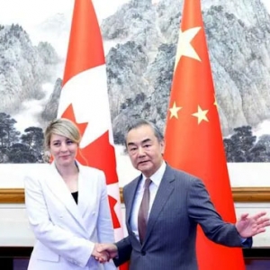 加拿大与中国外长会晤，承诺修补关系