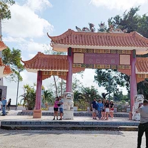 巴拿马运河附近华人纪念碑被拆除引发强烈争议　总统称“不可原谅”，中方要求彻查 ...