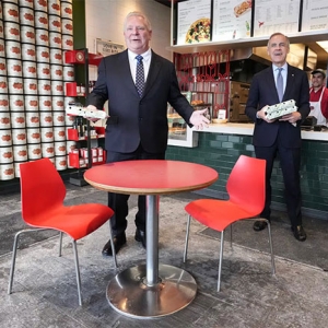 “披萨破冰”：福特与卡尼就贸易分歧释前嫌，安省将参与联邦汽车战略 ...