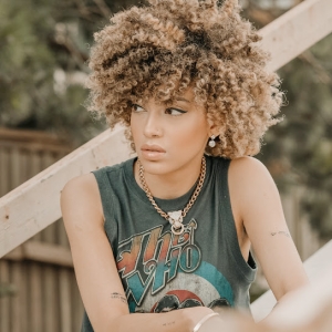 加拿大女歌手海莉·斯莫因恐飞取消北京巡演引热议